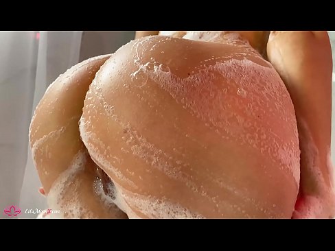 ❤️ Brunette په شاور کې د شدید orgasm لپاره د وایبرټر سره بلی مشت زنی کوي ☑ مقعد پورن